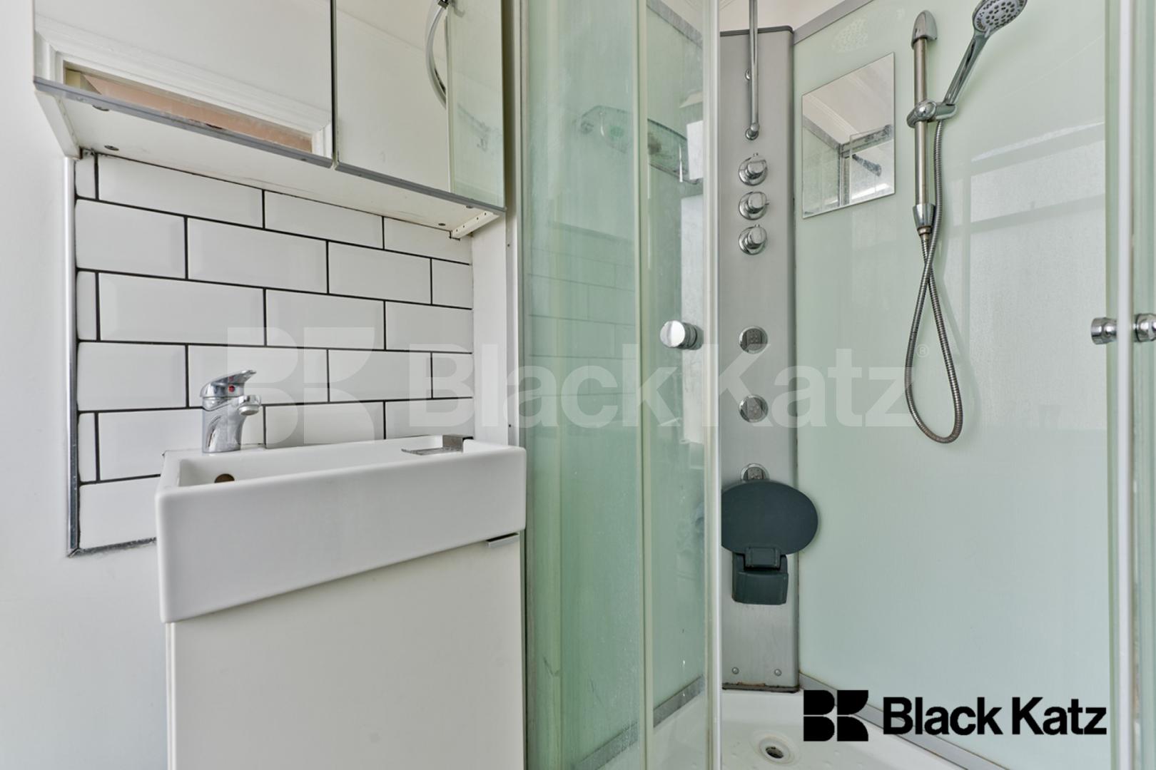 Modern Studio With Terrace & all Bills Included Lavender Hill , Clapham Junction 